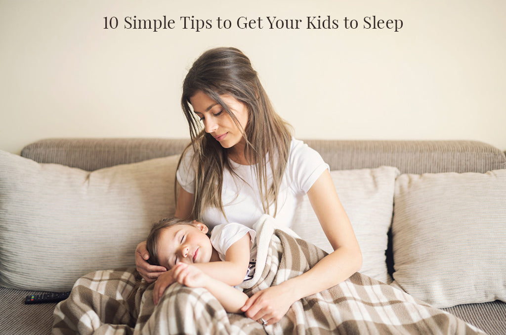 Mom holding her sleepy child wrapped in Pizuna blankets for a guide on improving kids’ sleep